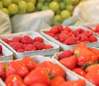 Himbeeren, Erdbeeren und Weintrauben