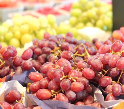 Rote und helle Trauben