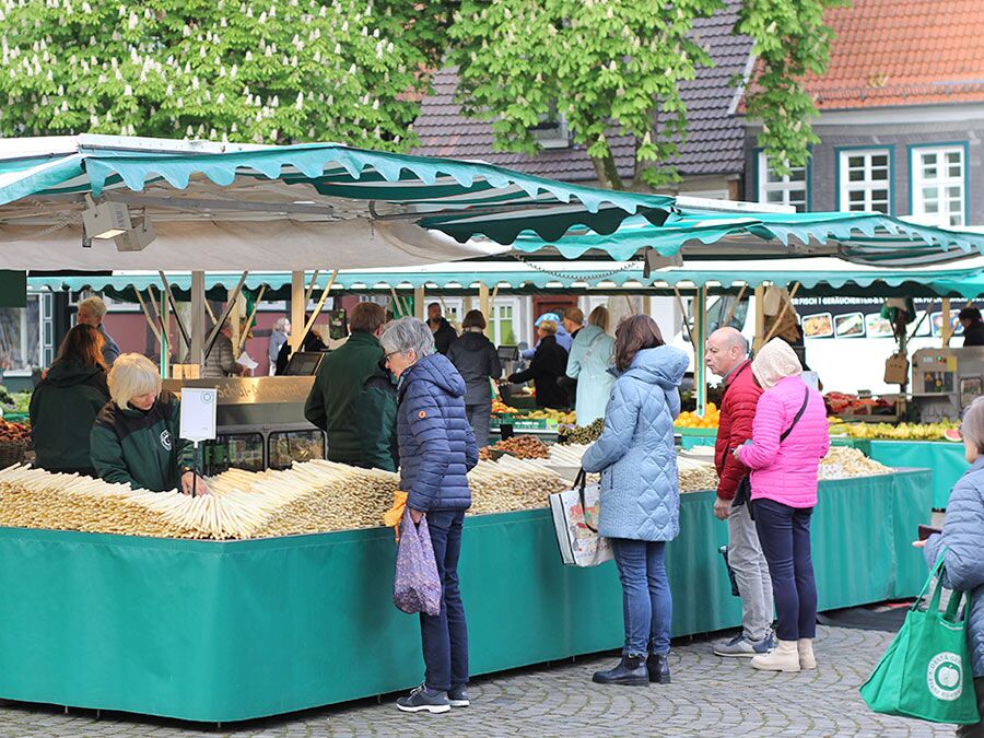 Marktstand auf dem Wochenmarkt in Wiedenbrück