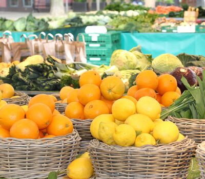 Frische Orangen und Zitronen